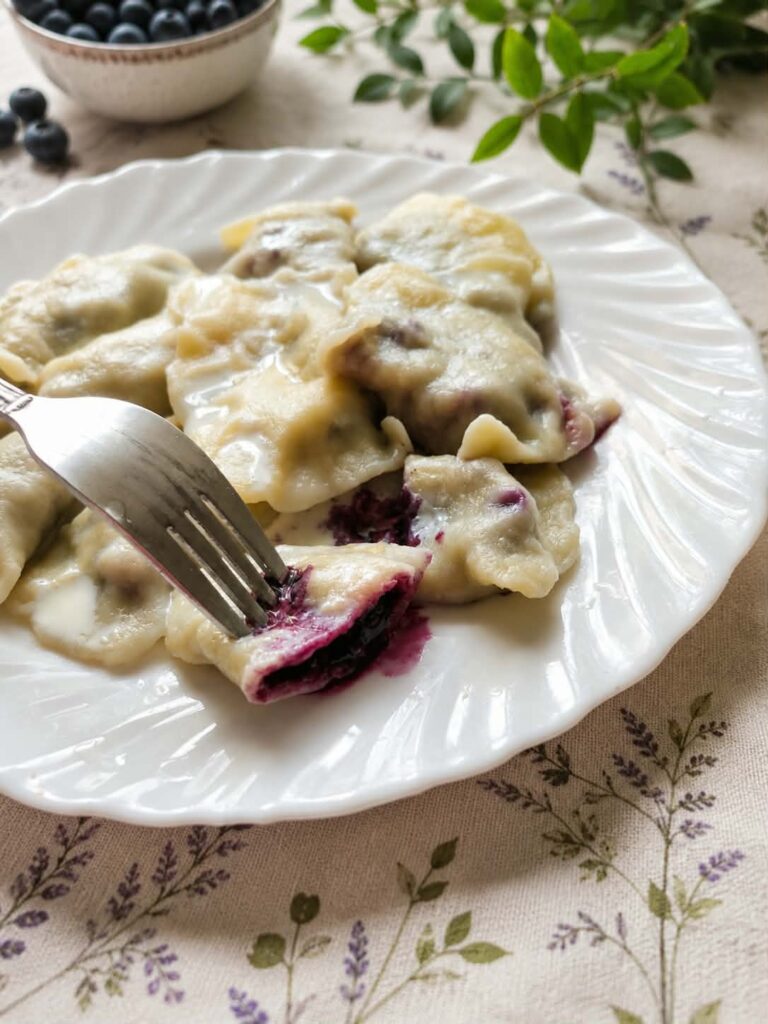 Pierogi z leśnymi jagodami. Smak, który wywołał uśmiech mojego męża
